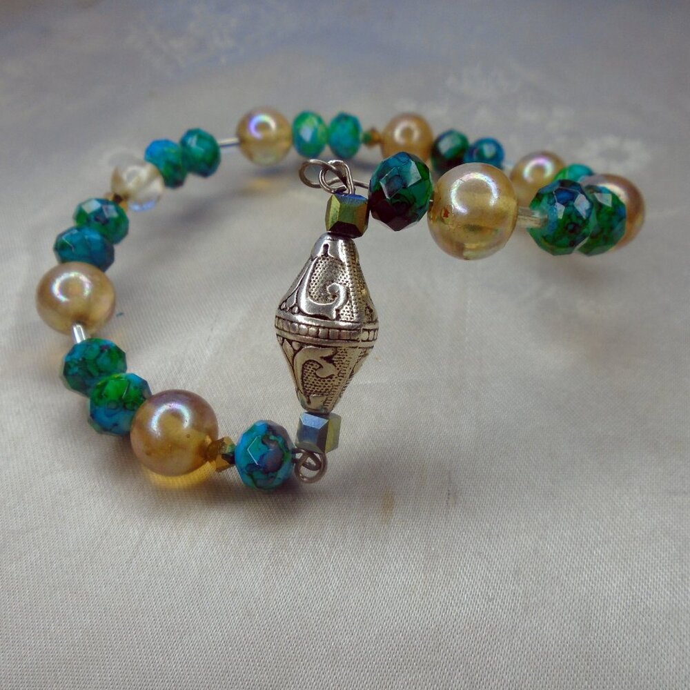 Green Bangle NEW Design, One of a kind " ZIG-ZAG " Bracelet with Sparkle - Picture 4 of 10